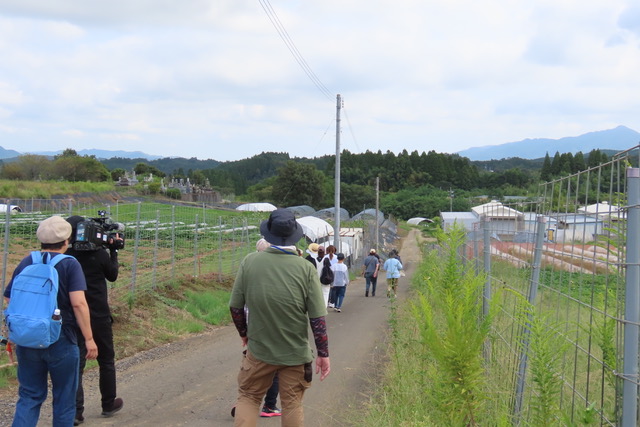 おおいえ農園へ向かう参加者の皆さん